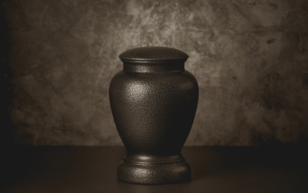  The Meaning of Urns: A Historical and Symbolic Perspective